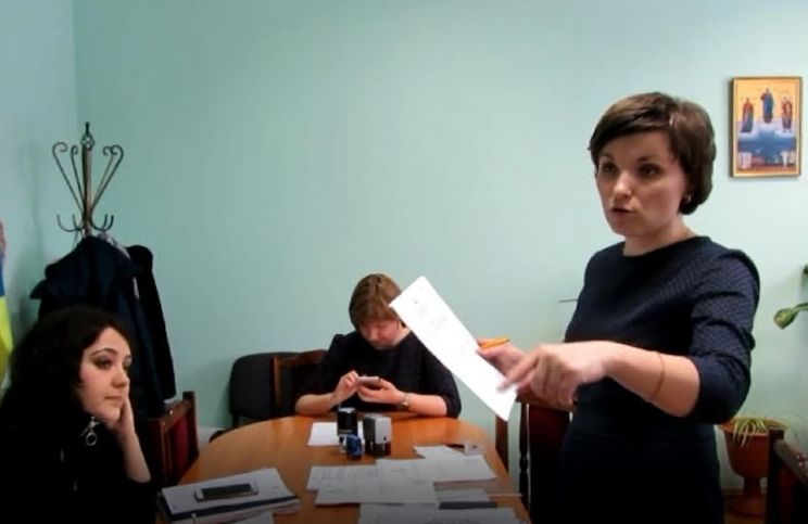 У секретаря міської ради Вараша вилучили документи та печатку