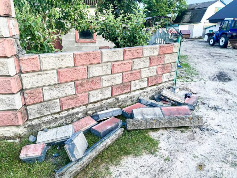 На Рівненщині внаслідок обвалу бетонного паркану загинула дитина