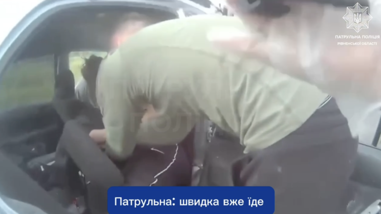 На Рівненщині патрульні надали домедичну допомогу травмованим у ДТП громадянам (+ВІДЕО)