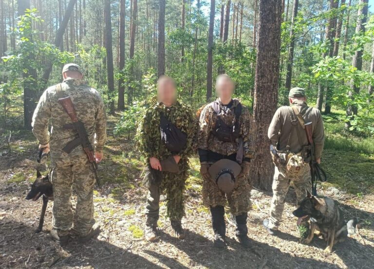 На Рівненщині службові собаки допомогли затримали двох утікачів